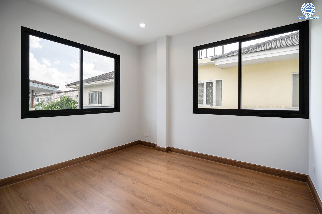 บ้านมือสองตกแต่งใหม่ แบรนด์ LH โครงการ ชัยพฤกษ์ บางบัวทอง หลังใหญ่ เนื้อที่ 76 ตร.ว. ฟังก์ชัน 3 ห้องนอน 2 ห้องน้ำ จอดรถได้ 2 คัน พร้อม Facilities ครบครัน บนทำเลเดินทางสะดวก ติดถนนบางกรวย-ไทรน้อย ใกล้เซ็นทรัลเวสต์เกต และรถไฟฟ้าสายสีม่วง "สถานีบางพลู"